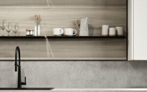 Boiserie LAB de Arredo3 en cocina moderna Cloe, chapa efecto nogal y aluminio negro