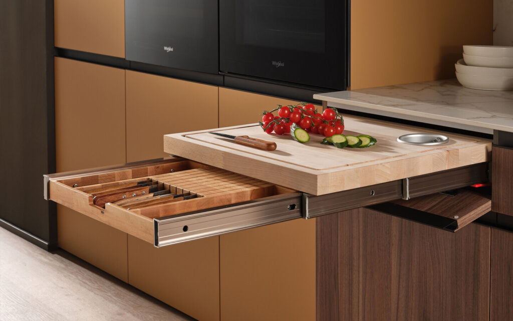 Superficie extraíble Blade integrada en un mueble bajo de una cocina Arredo3 de la colección Kalì