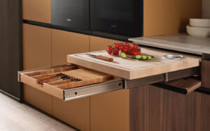 Superficie extraíble Blade integrada en un mueble bajo de una cocina Arredo3 de la colección Kalì